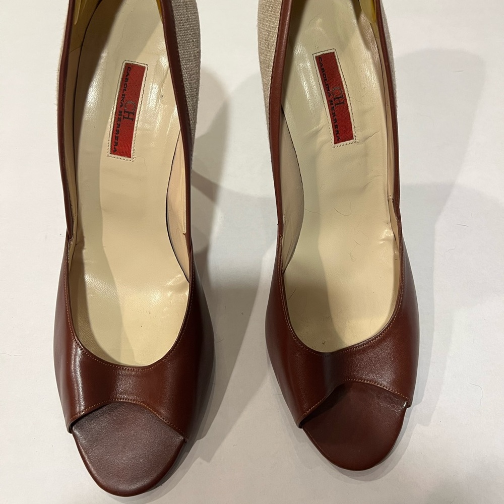 Carolina Herrera linen and leather peep toe heels